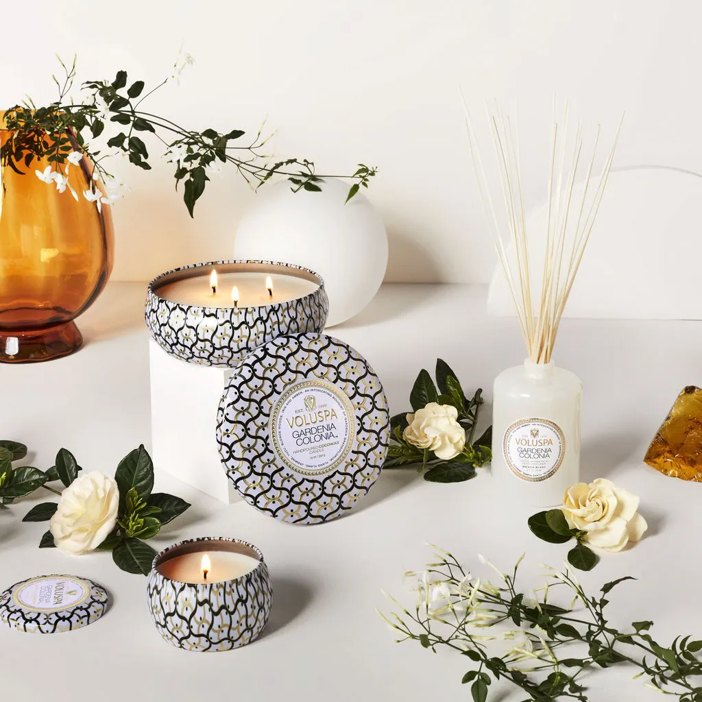 Candela profumata Maison Blanc Mini Tin 25 ore, Gardenia Colonia Voluspa