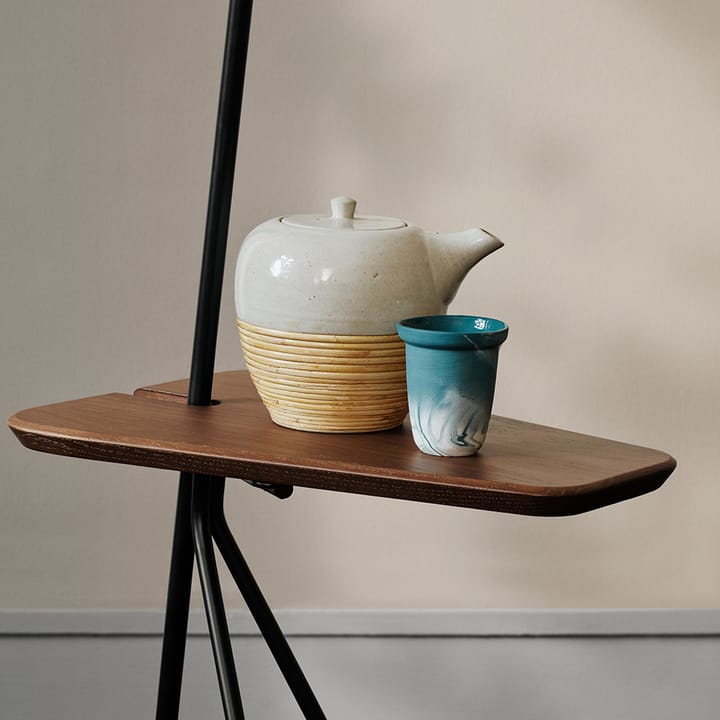 Lampada da pavimento Cone, bianco caldo, tavolo in teak, dettagli in ottone Warm Nordic