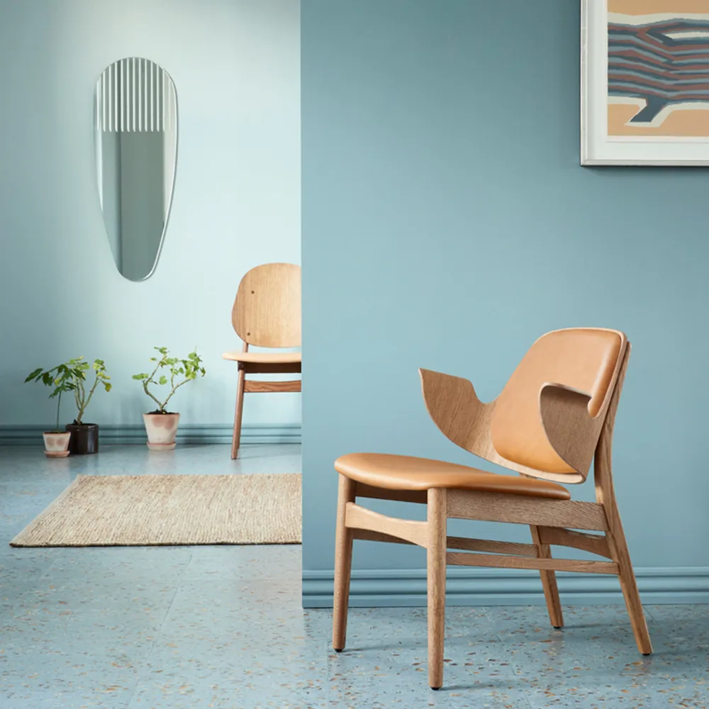 Sedia da salotto Gesture, Cuoio silk 250 cognac, base in rovere oliato bianco Warm Nordic