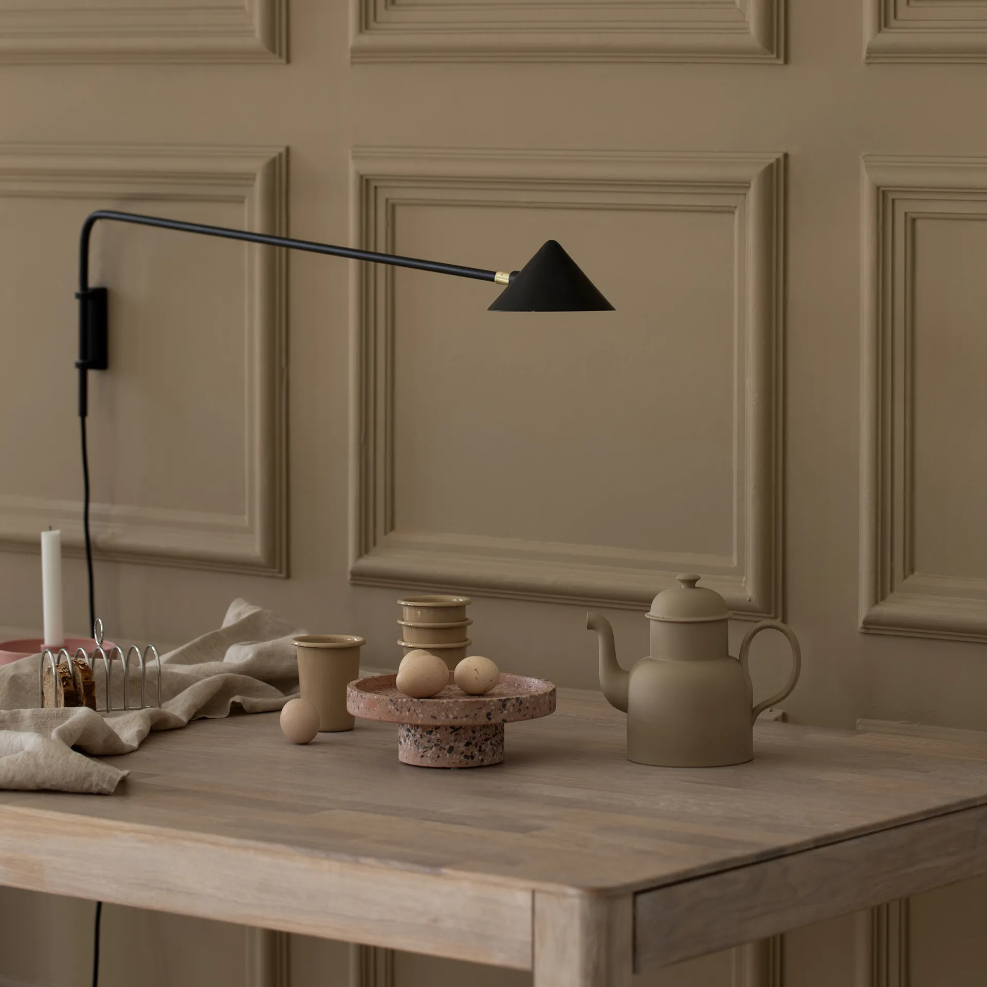 Lampada da parete Kelly a braccio lungo, Nero-oro Watt & Veke