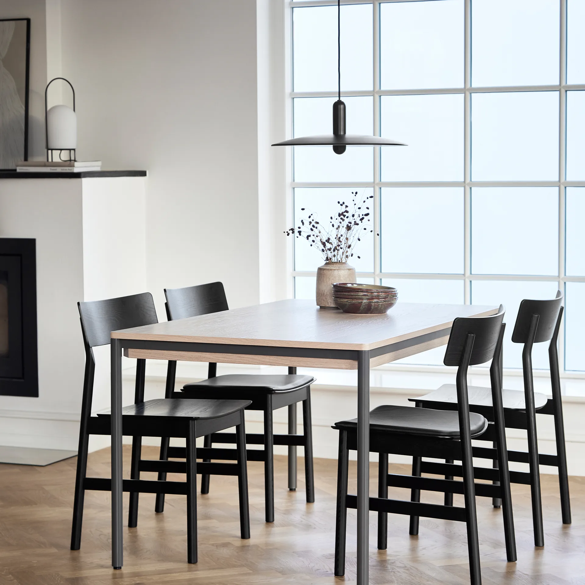 Lampada da tavolo Ghost, Nero-vetro opalino bianco Woud