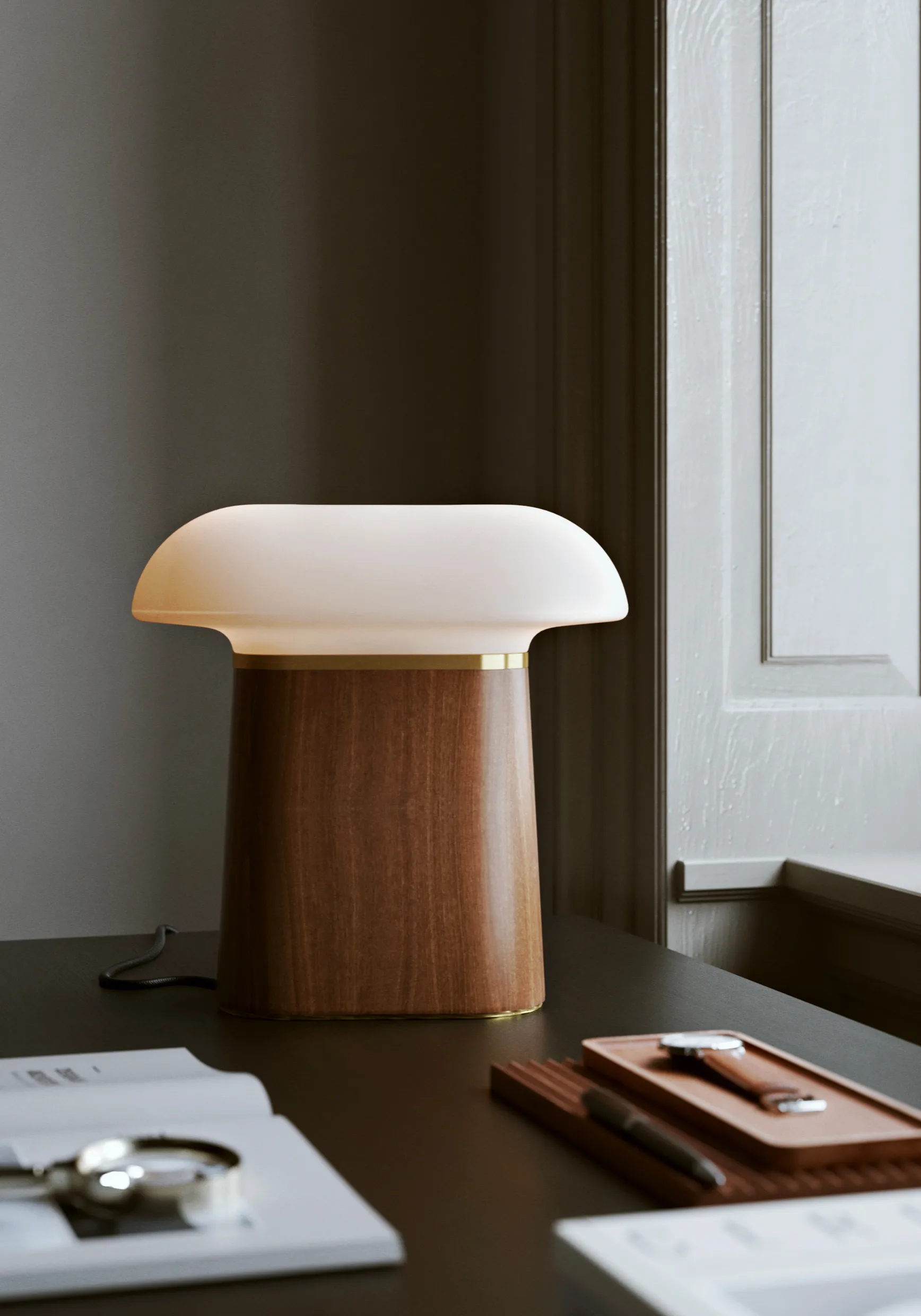 Lampada da tavolo Nova, Walnut Woud