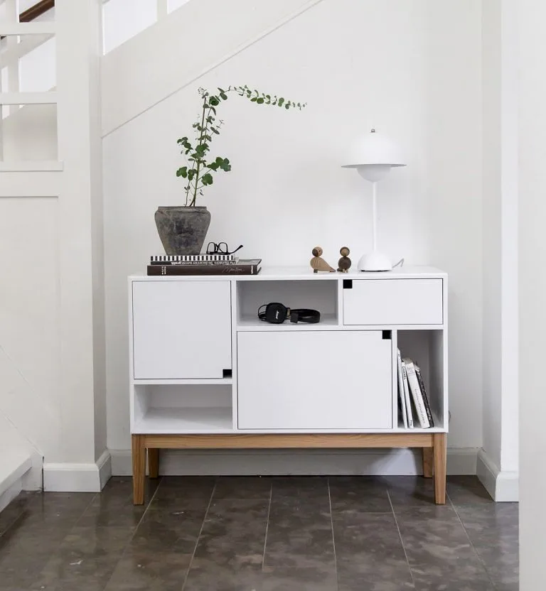 Credenza Citti 6x3, Bianco, base in rovere laccato opaco Zweed