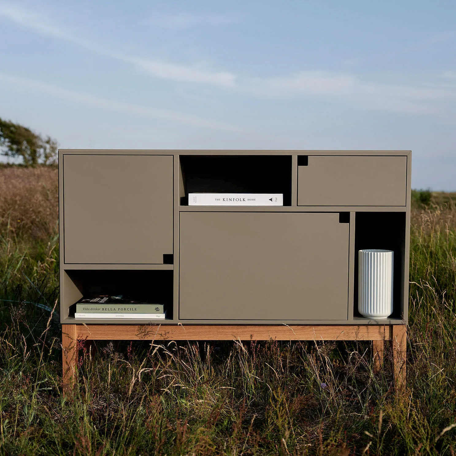 Credenza Citti 6x3, grigio talpa, base in rovere laccato opaco Zweed