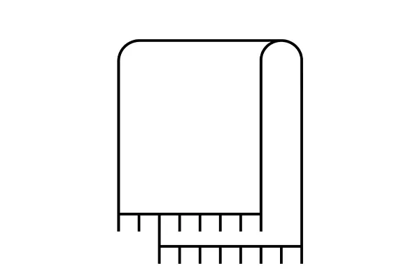 Una coperta o un asciugamano piegato con parte superiore arrotondata e bordo frangiato.