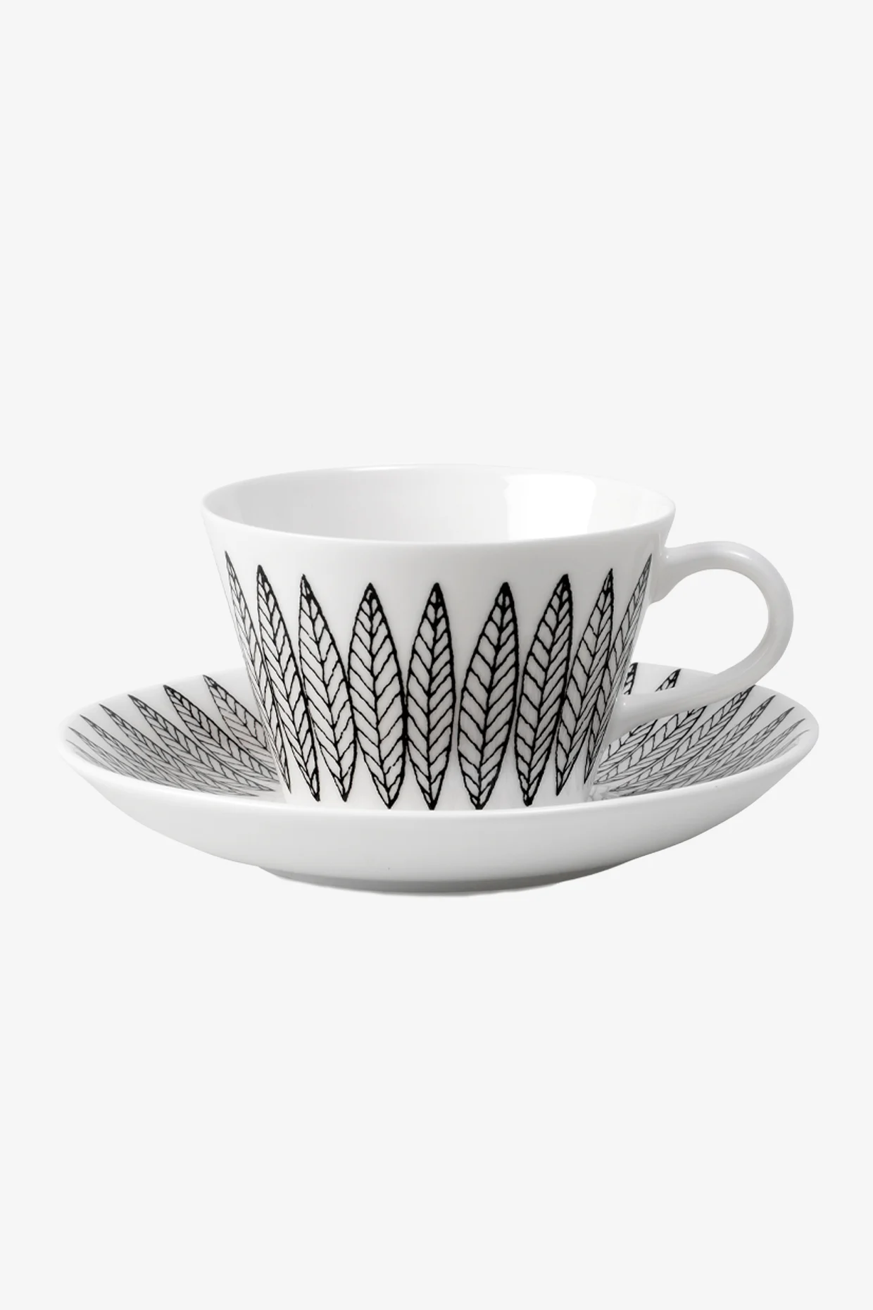 Tazza da tè e piattino bianchi con motivo a foglie nere.