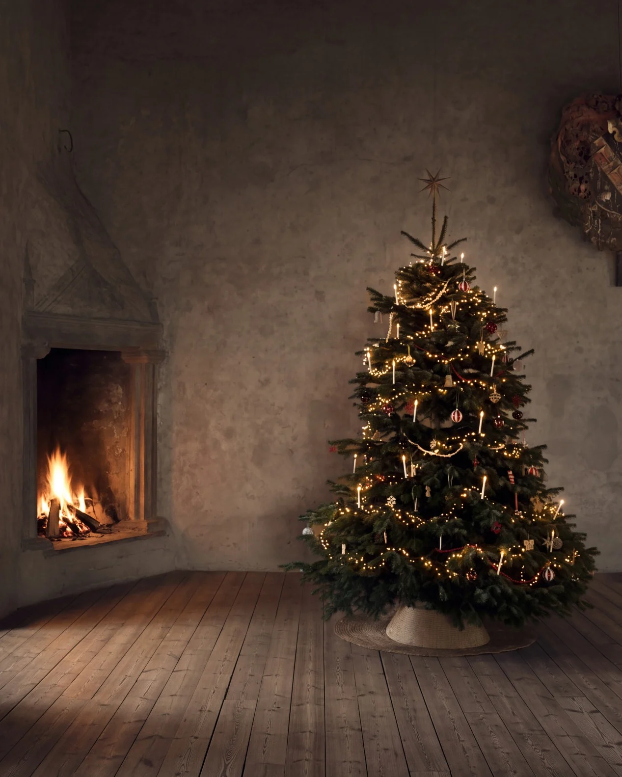 Albero di Natale con luci e candele accanto a un camino acceso in una stanza rustica.