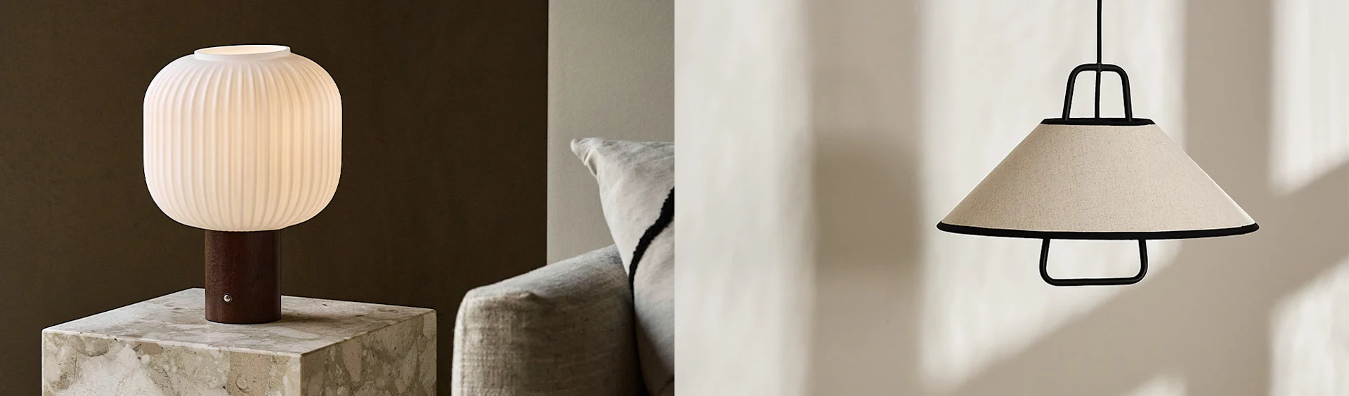 Lampada da tavolo in vetro bianco a coste con base in legno su marmo, e lampada a sospensione conica in tessuto beige con struttura nera.