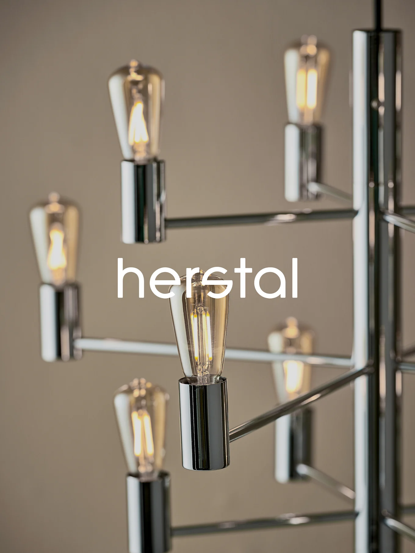 Lampada moderna con più lampadine a filamento esposto e logo 'herstal'.