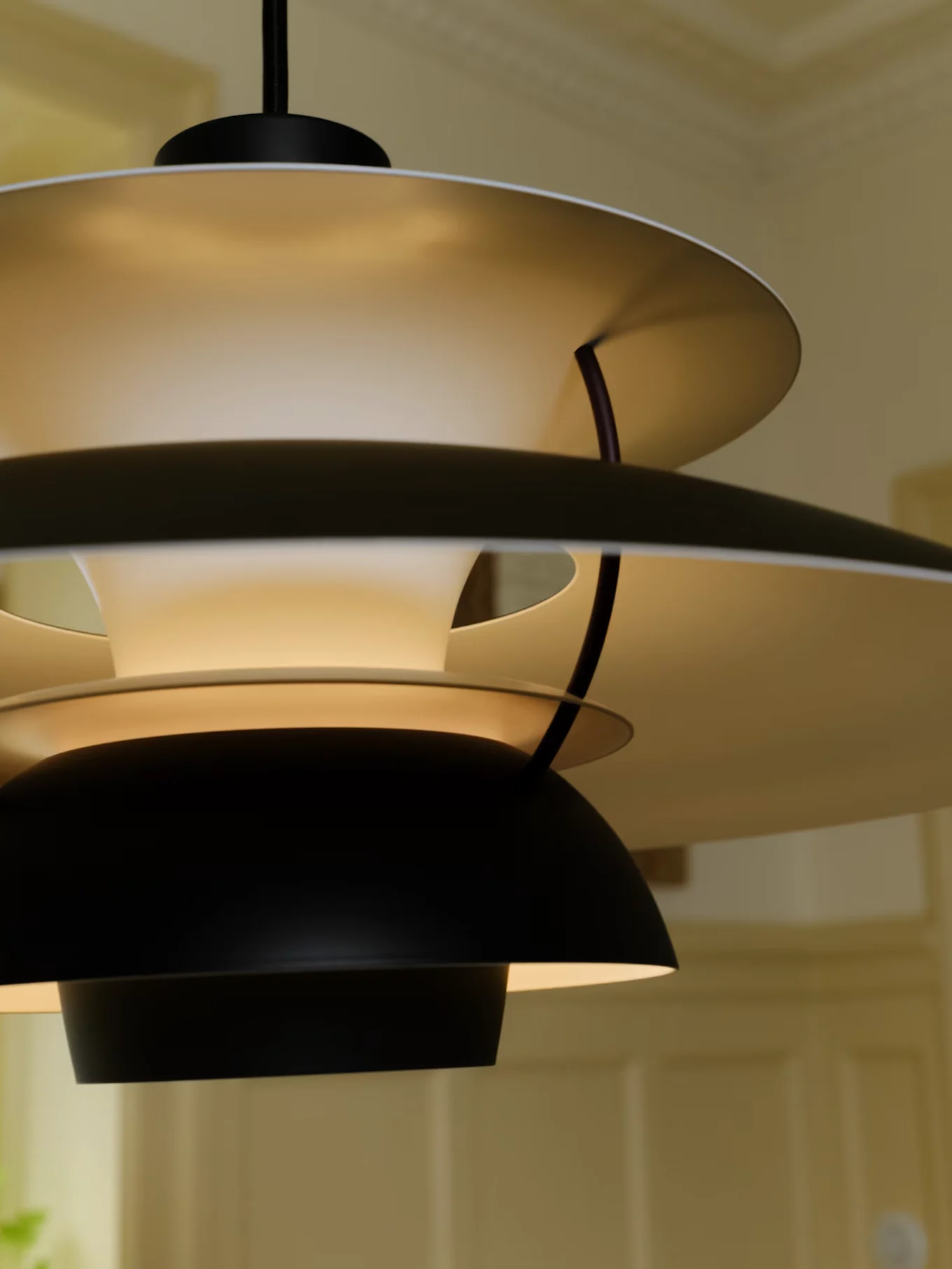 Una lampada a sospensione moderna a più strati con paralumi esterni neri e interni chiari, illuminata dall'interno.