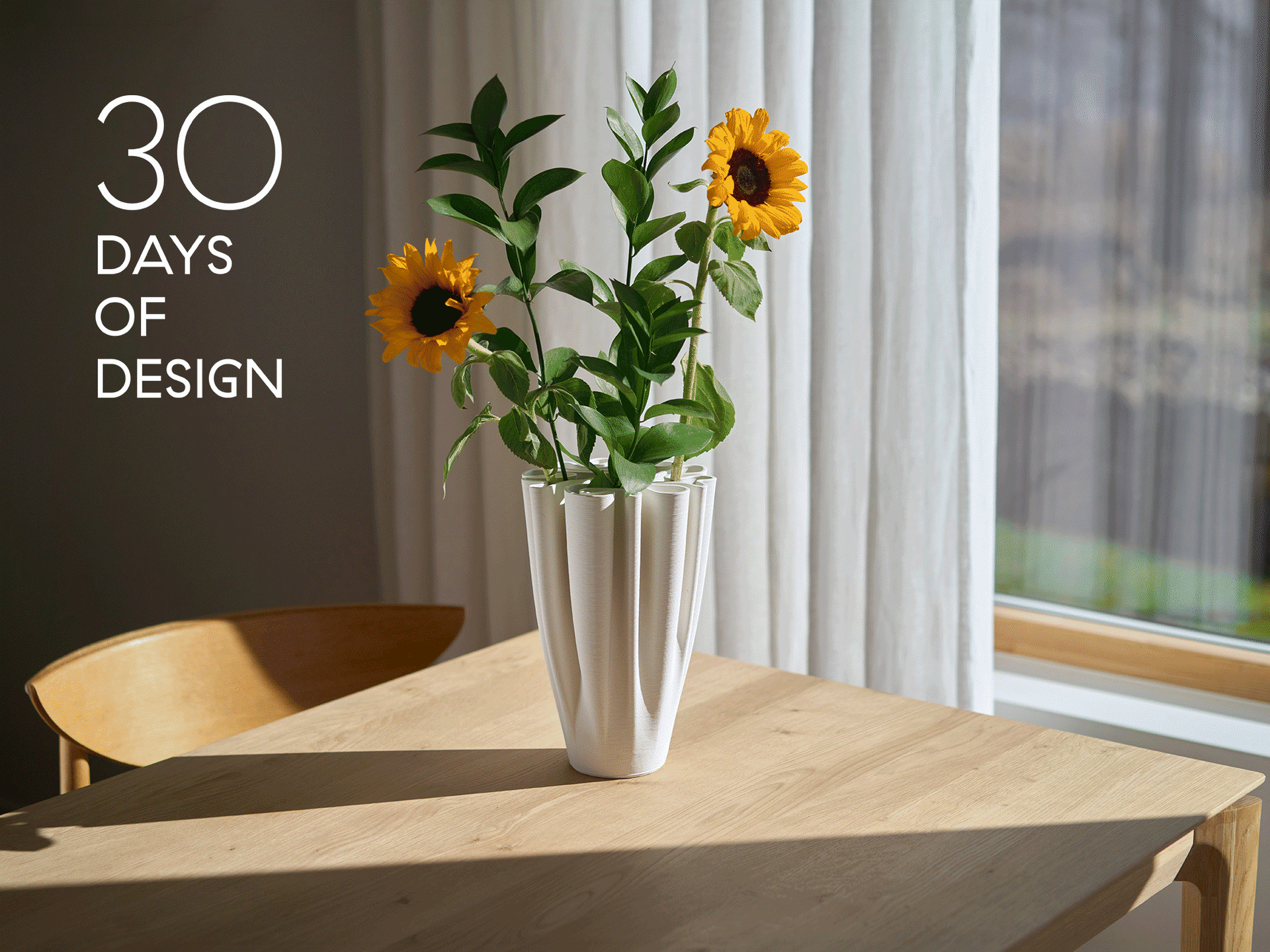 Vaso bianco plissettato con girasoli su un tavolo di legno. Il testo recita '30 DAYS OF DESIGN'.