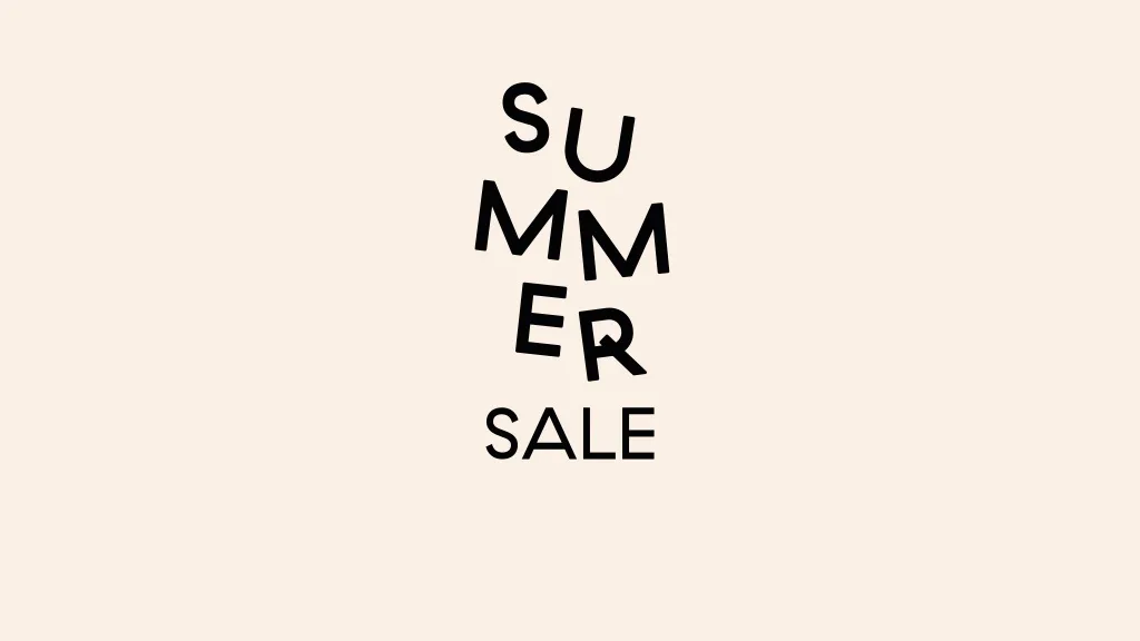 Testo "SUMMER SALE", con "SUMMER" impilato verticalmente e inclinato, e "SALE" sotto.