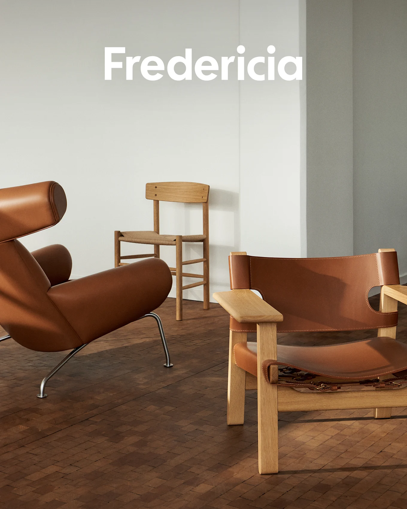 Logo Fredericia. Tre sedie: poltrona lounge in pelle marrone, sedia in legno intrecciato, poltrona in legno chiaro con pelle.
