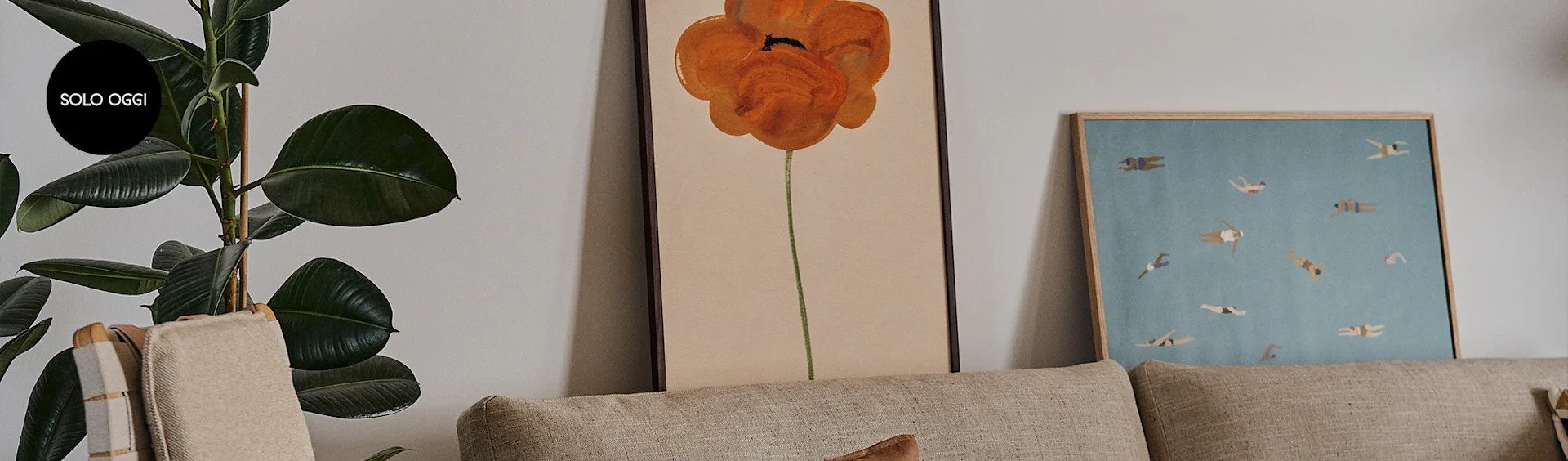 Soggiorno con pianta, divano e due quadri: un fiore arancione e figure che nuotano. Cerchio nero 'SOLO OGGI' sulla pianta.