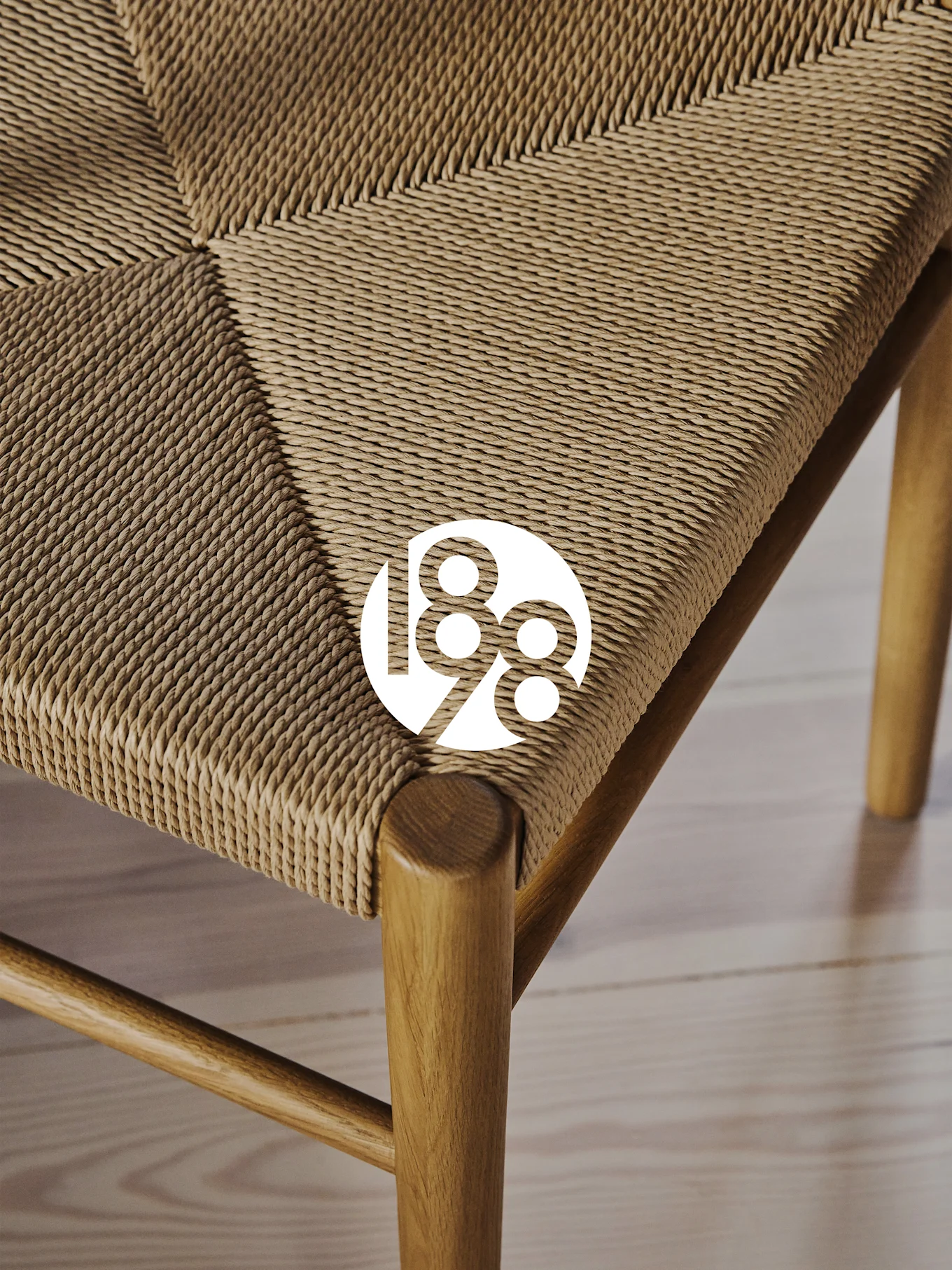 Primo piano di due sedie con sedili intrecciati e cornici in legno a un tavolo di legno, con un logo '188'.