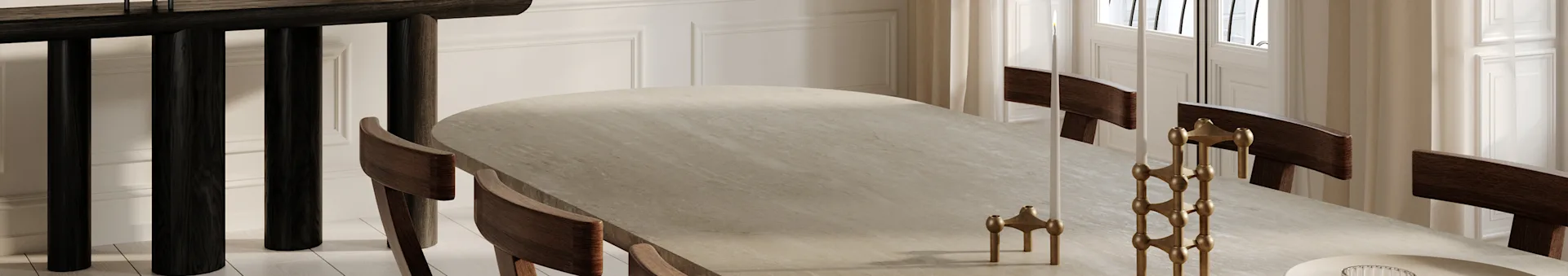 Un tavolo da pranzo ovale chiaro con sedie in legno scuro e un candelabro dorato, in una stanza con pareti a pannelli.