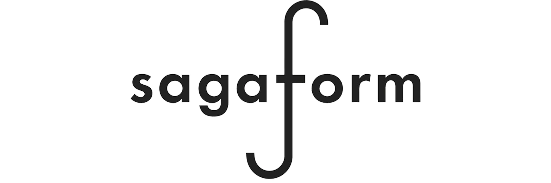 La parola sagaform in lettere minuscole nere, con una 'f' stilizzata che si estende sopra e sotto la linea di base.