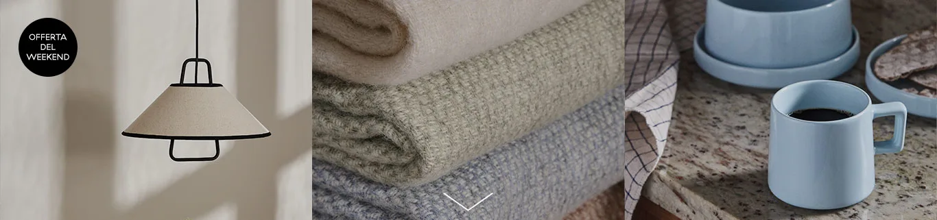 Etichetta offerta weekend, una lampada a sospensione beige, coperte testurizzate impilate in tonalità neutre e una tazza di caffè azzurra con articoli per la colazione.