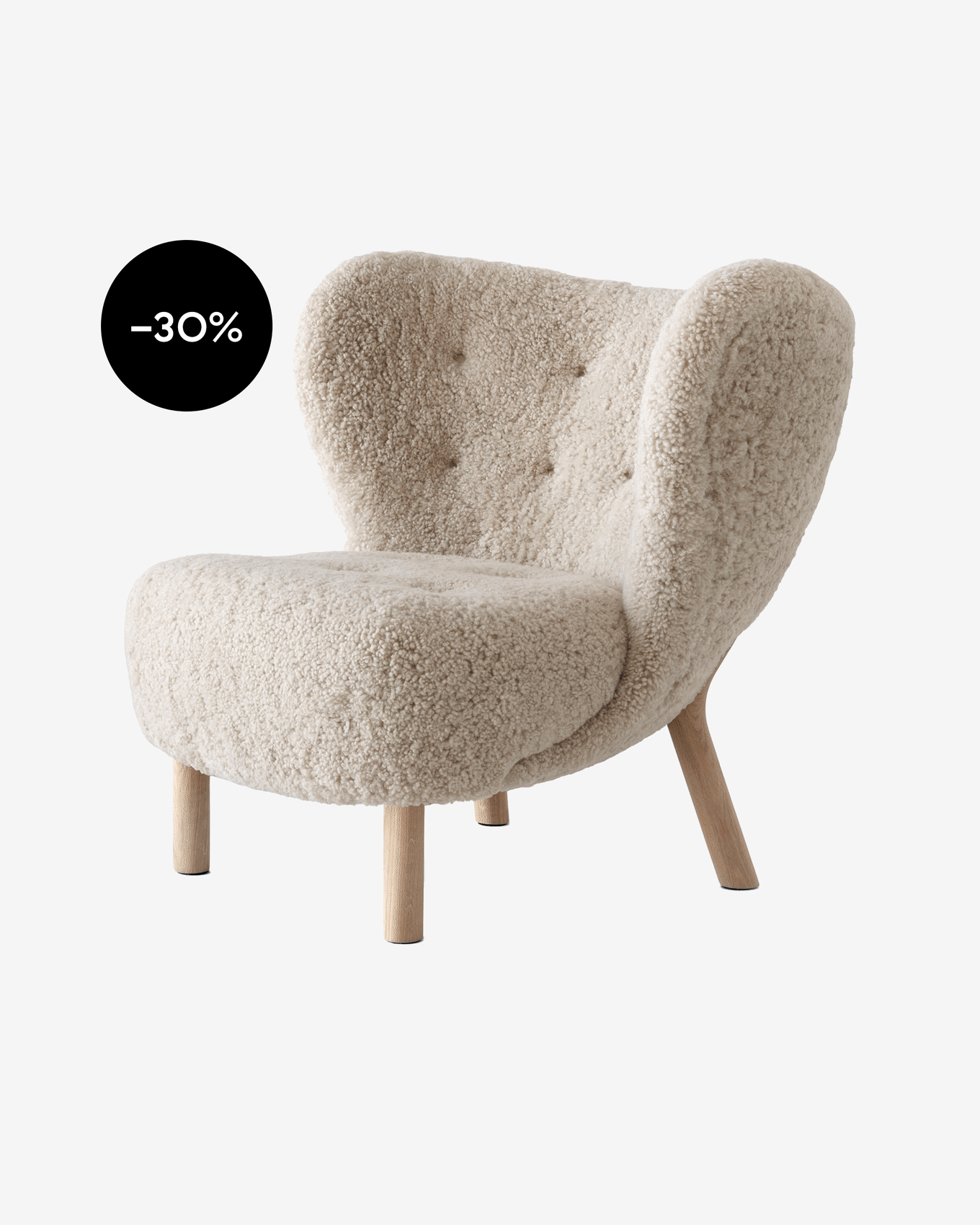 Poltrona beige chiaro effetto montone con schienale capitonné e gambe in legno, con etichetta di sconto nera del -30%.