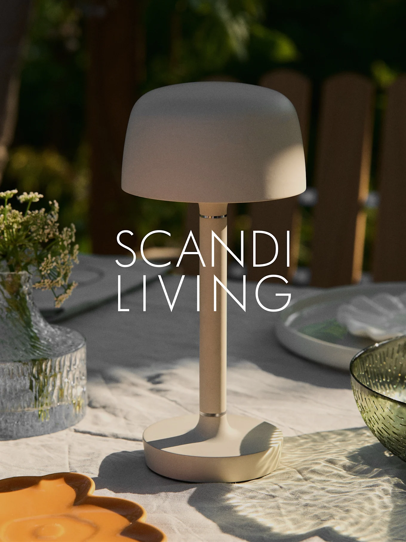Lampada da tavolo portatile beige moderna su un tavolo da esterno con vaso di fiori e piatti. Testo "SCANDI LIVING".
