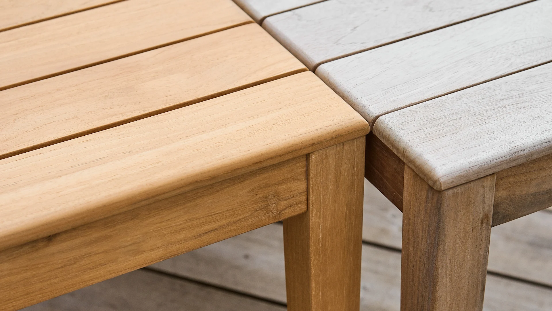 Due sezioni di tavolo in legno, una marrone chiaro naturale e una grigio chiaro invecchiato, che si incontrano in un angolo.