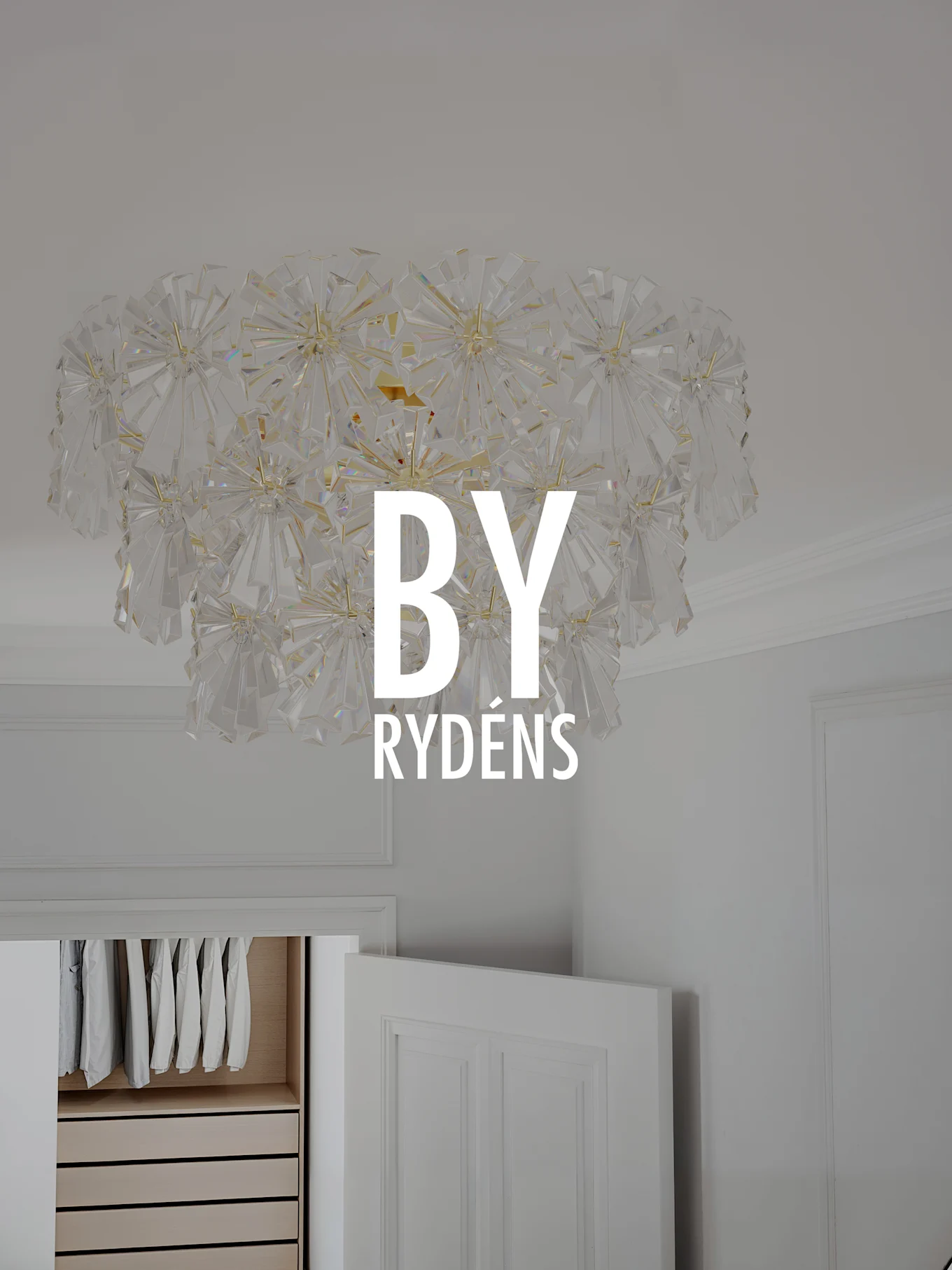 Grande e ornato lampadario da soffitto in cristallo con pezzi sfaccettati trasparenti che formano un design a stella appuntita.