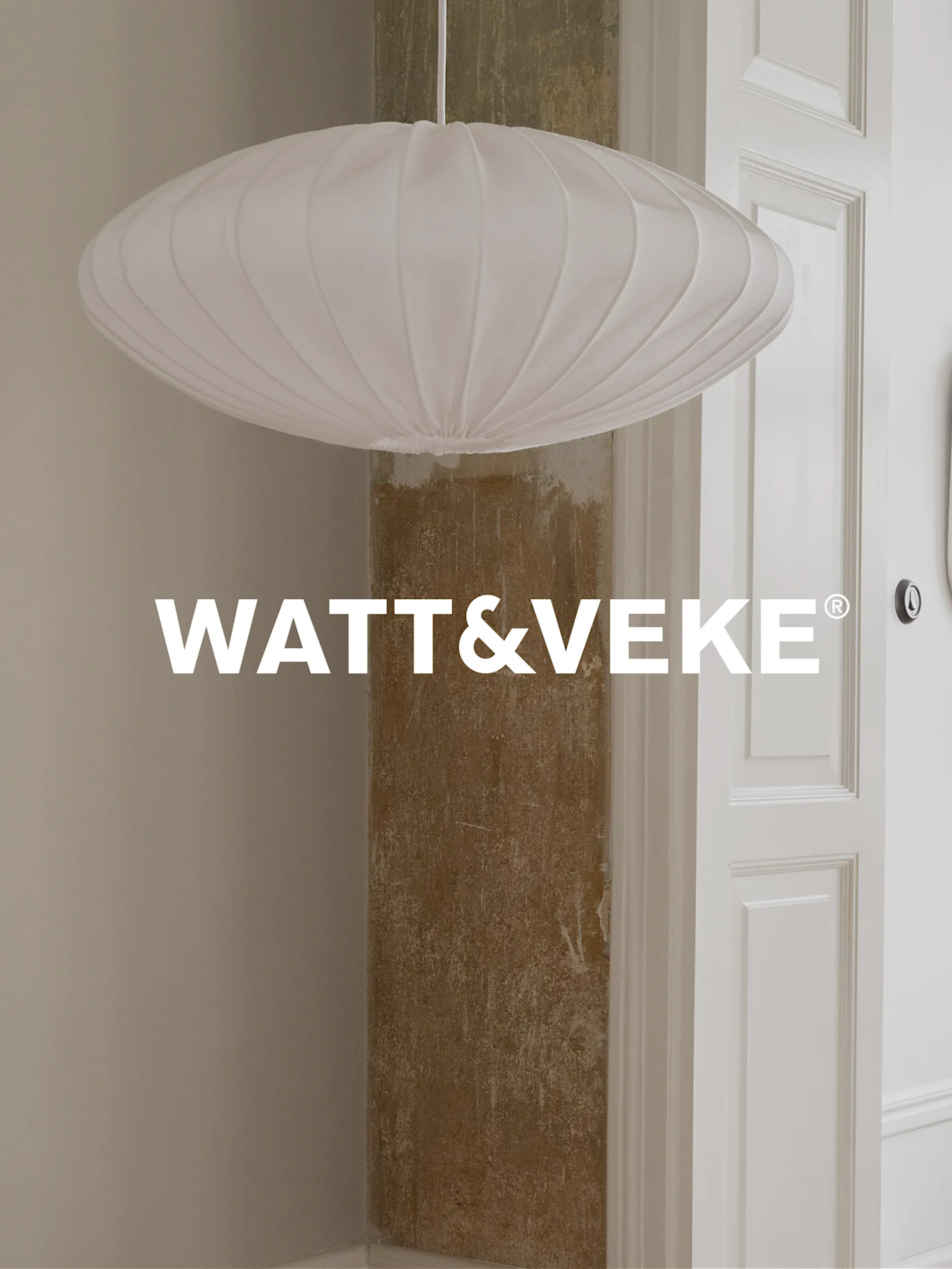Una lampada a sospensione bianca, plissettata e ovale in una stanza, con il logo WATT&VEKE.