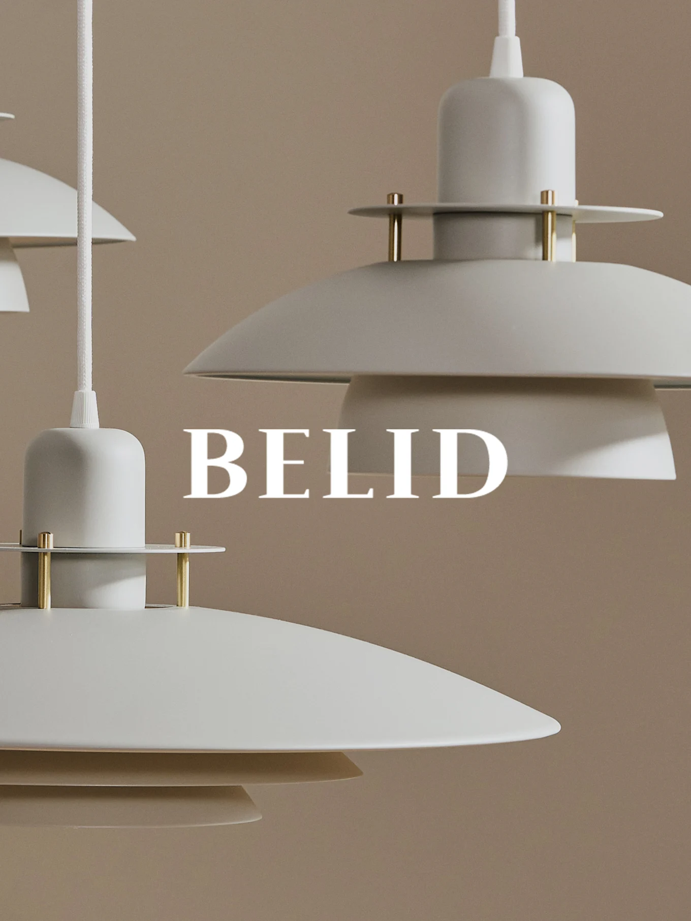 Lampade a sospensione bianche stratificate con dettagli in ottone su sfondo beige. Il testo 'BELID' è sovrapposto.