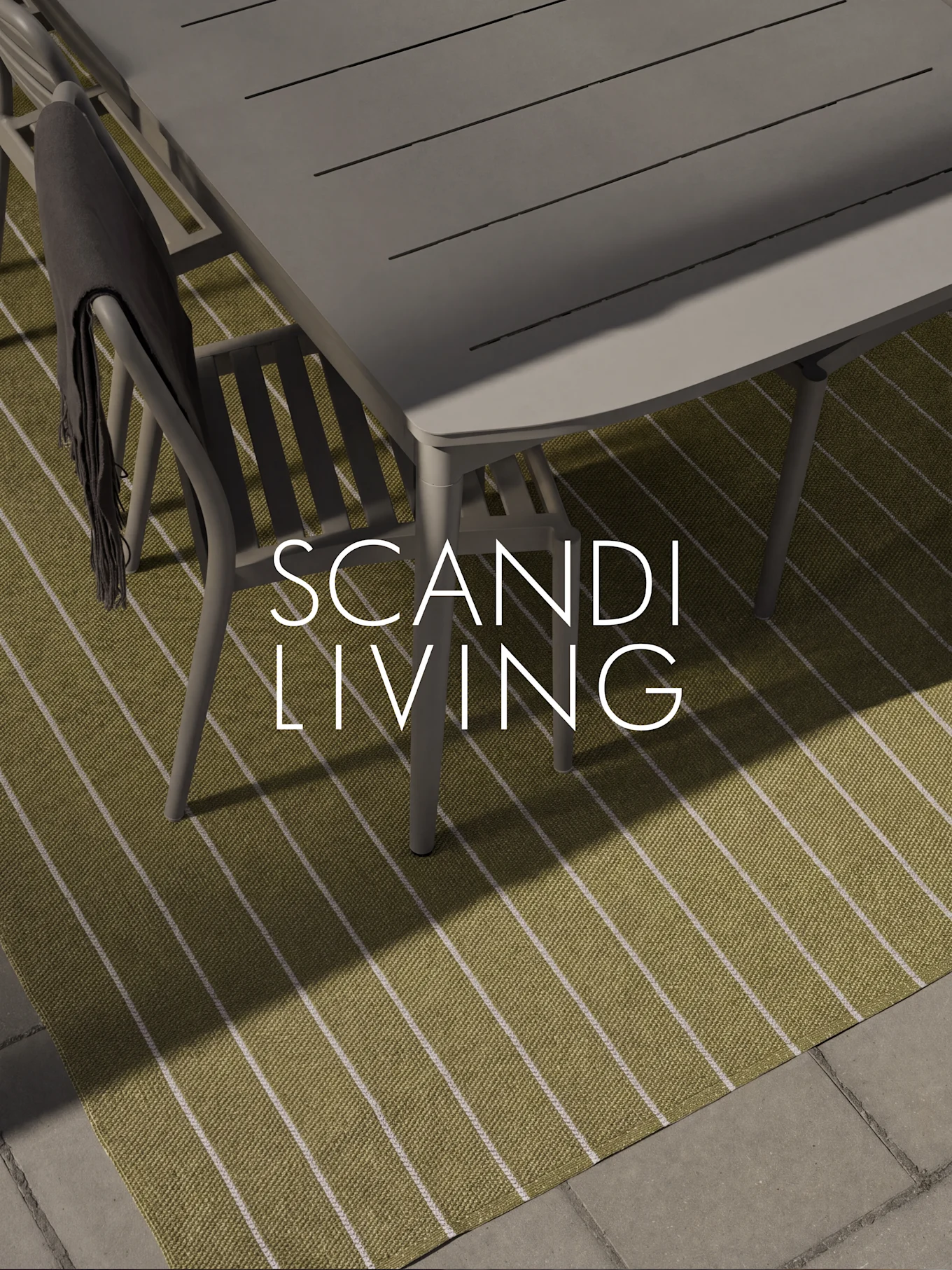 Set da pranzo esterno su tappeto a righe verdi con coperta scura, testo 'SCANDI LIVING' in sovrimpressione.