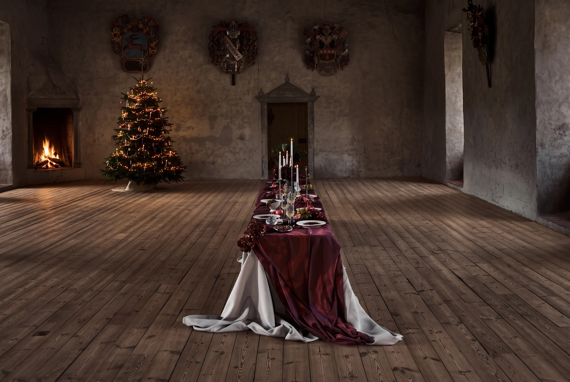 Lungo tavolo da pranzo allestito per una festa di Natale in una grande sala con camino e albero decorato.