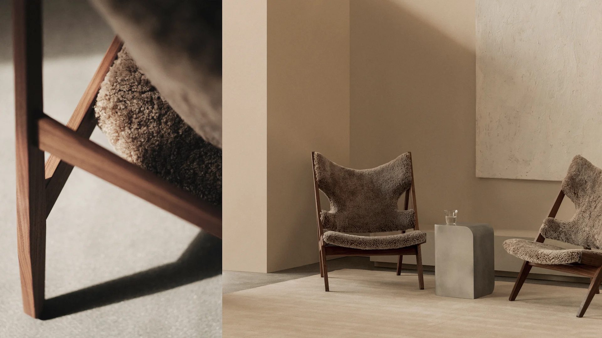 Due sedie minimaliste con struttura in legno e rivestimento beige e soffice in una stanza neutra. Un tavolino in cemento tiene un bicchiere.