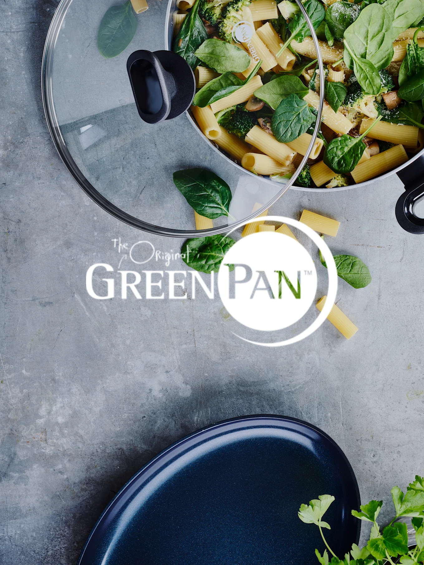 Pasta con spinaci e broccoli in una pentola, con coperchio in vetro e il logo 'GreenPan' visibile.