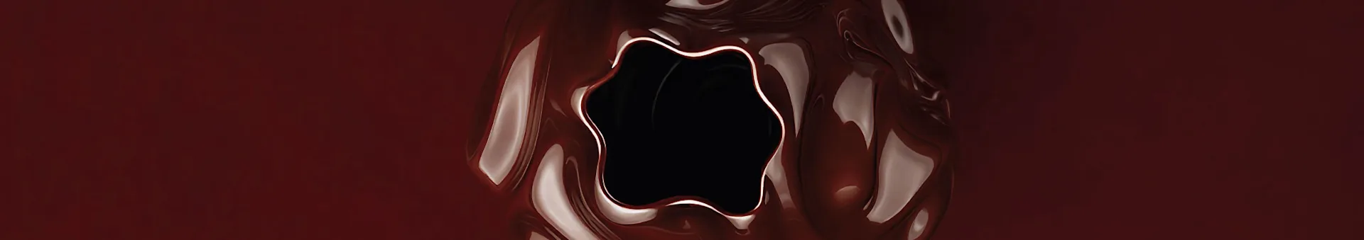 Liquido rosso scuro lucido con riflessi vorticosi e un vuoto nero centrale irregolare.